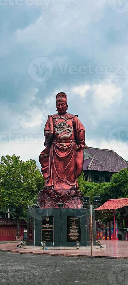 standbeeld van monnik en keizer in de Sam poep Kong tempel Oppervlakte van semarang. foto