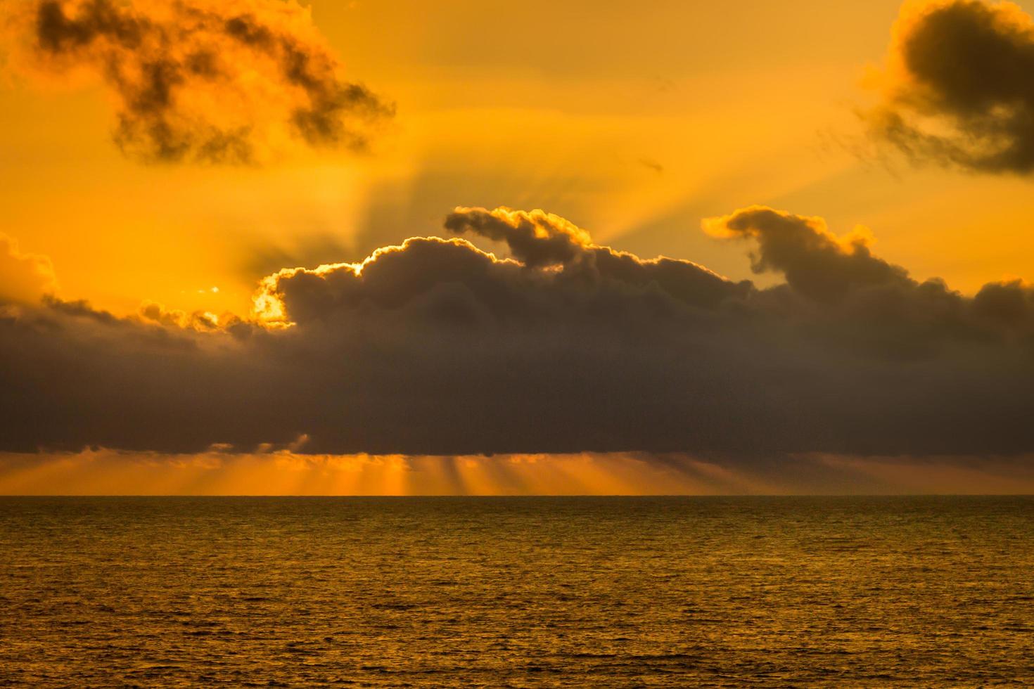 oranje lucht en zonnestralen foto