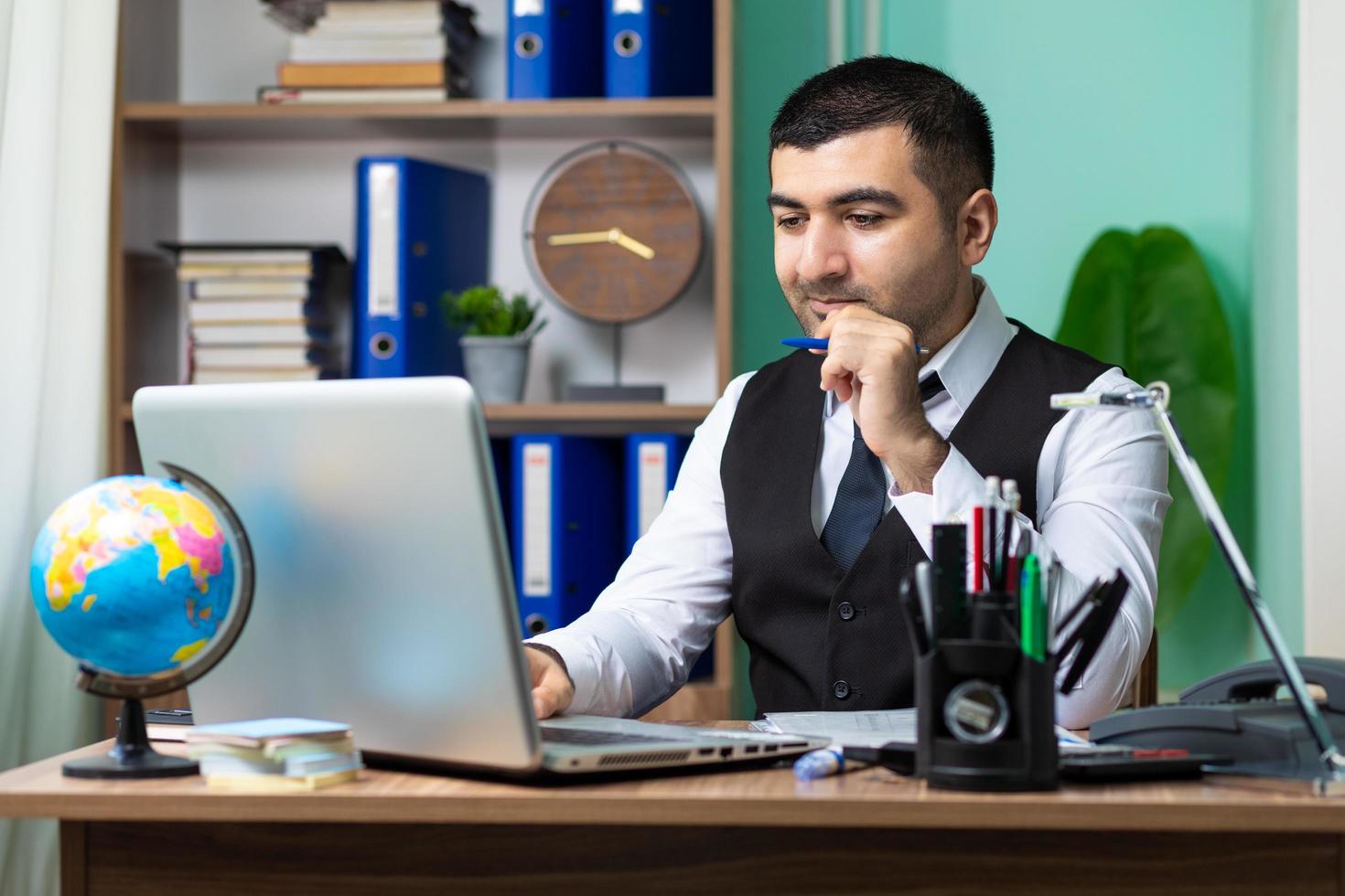 Zaailing Gestreept Stiptheid man aan het werk aan een bureau 1416163 Stockfoto