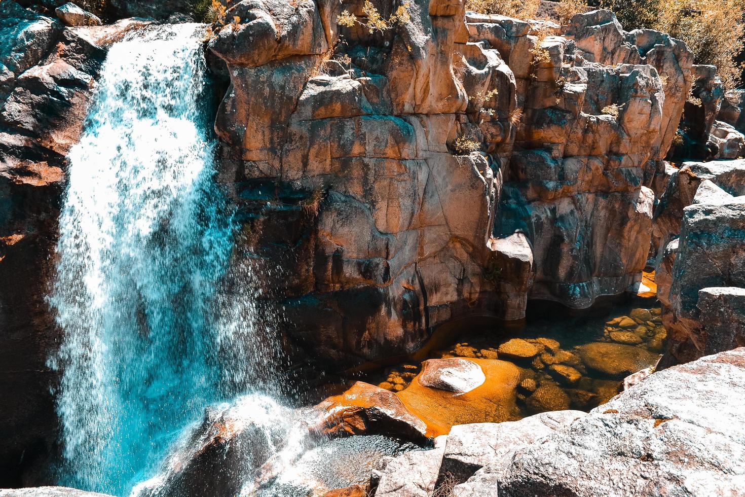 rotsachtige stromende waterval foto