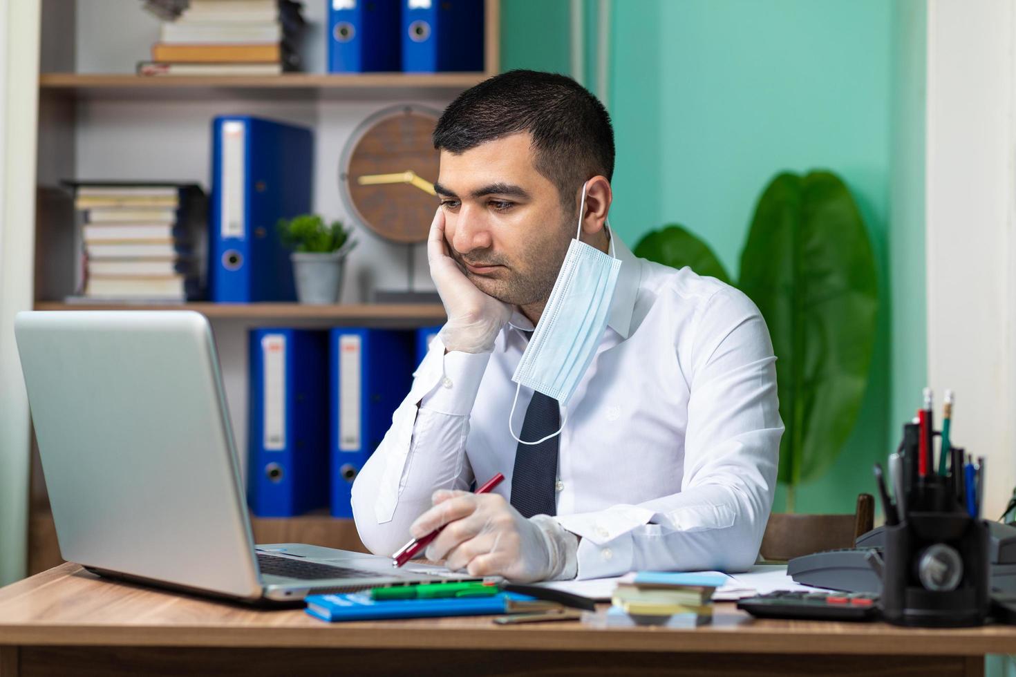 persoon met masker op het werk foto