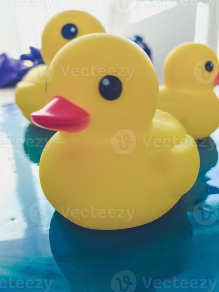 portret van een geel rubber geel eend. een speelgoed- voor het baden in de badkamer met kinderen en volwassenen. drijvend speelgoed- vogel voor water en zwemmen foto