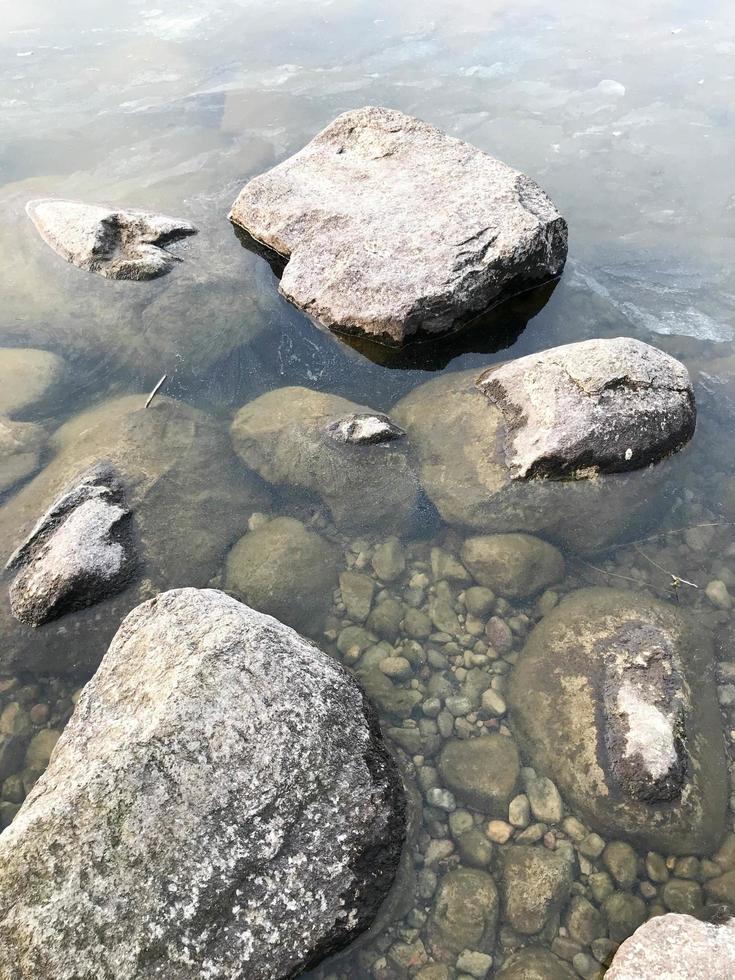 groot ronde mooi natuurlijk stenen kasseien in water, zee, meer, rivier. achtergrond, structuur foto