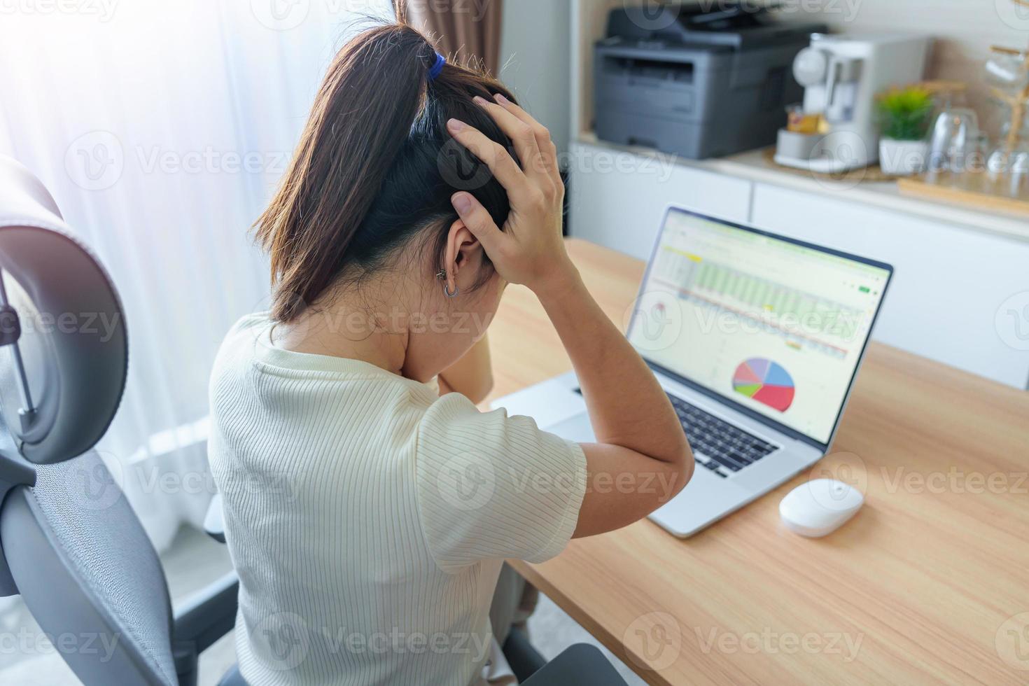vrouw hebben hoofdpijn gedurende gebruik makend van laptop computer Aan werkplek. gestrest, moe, depressief, uitgeput, migraine en ongelukkig concept foto