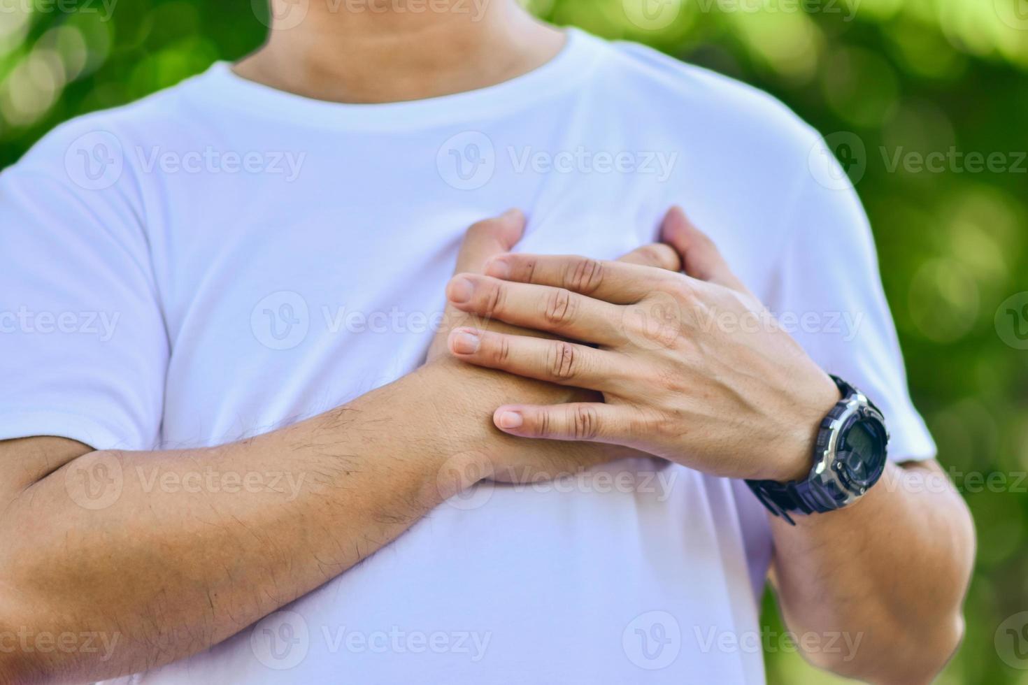 man die lijdt aan een hartaandoening heeft een hartaanval foto