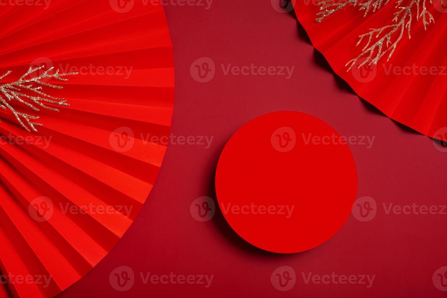 bespotten omhoog podium ronde stadium of voetstuk en papier fans Chinese nieuw jaar symbool top visie foto