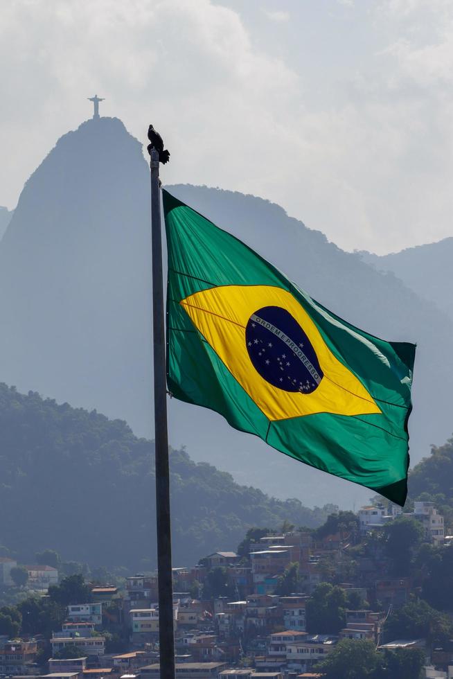 Rio de janeiro, rj, Brazilië, 2022 - braziliaans vlag met Christus de Verlosser standbeeld in de achtergrond foto