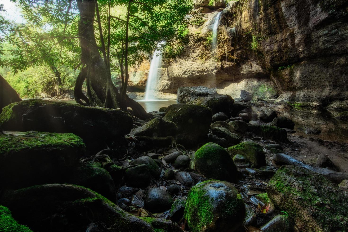 de haew suwat-waterval in thailand foto