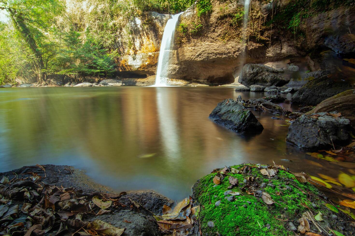 de haew suwat-waterval in thailand foto