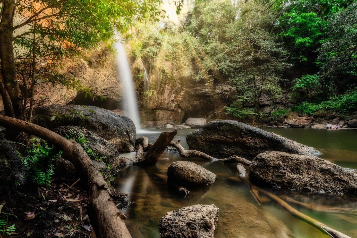 de haew suwat-waterval in thailand foto