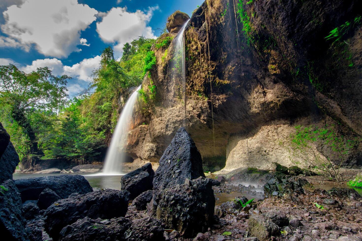 de haew suwat-waterval in thailand foto