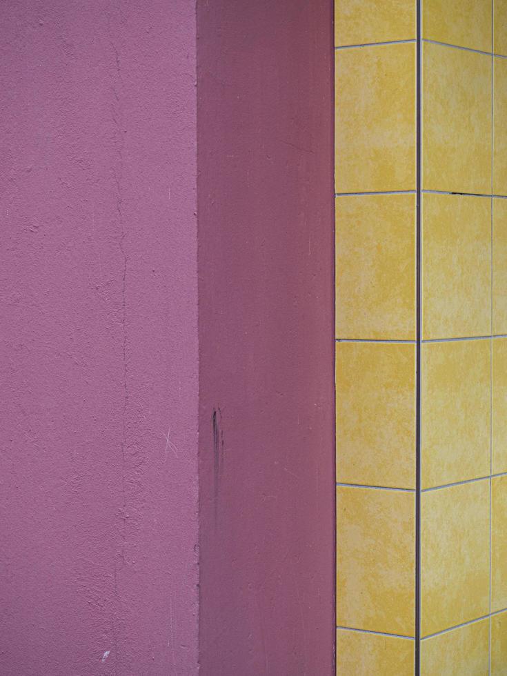 paarse en gele keramische tegels foto