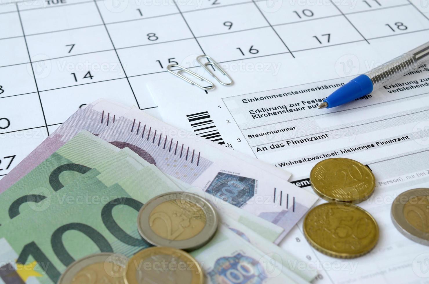 Duitse belasting het formulier met pen en Europese geld rekeningen leugens Aan kantoor kalender. belastingbetalers in Duitsland gebruik makend van euro valuta naar betalen belastingen foto