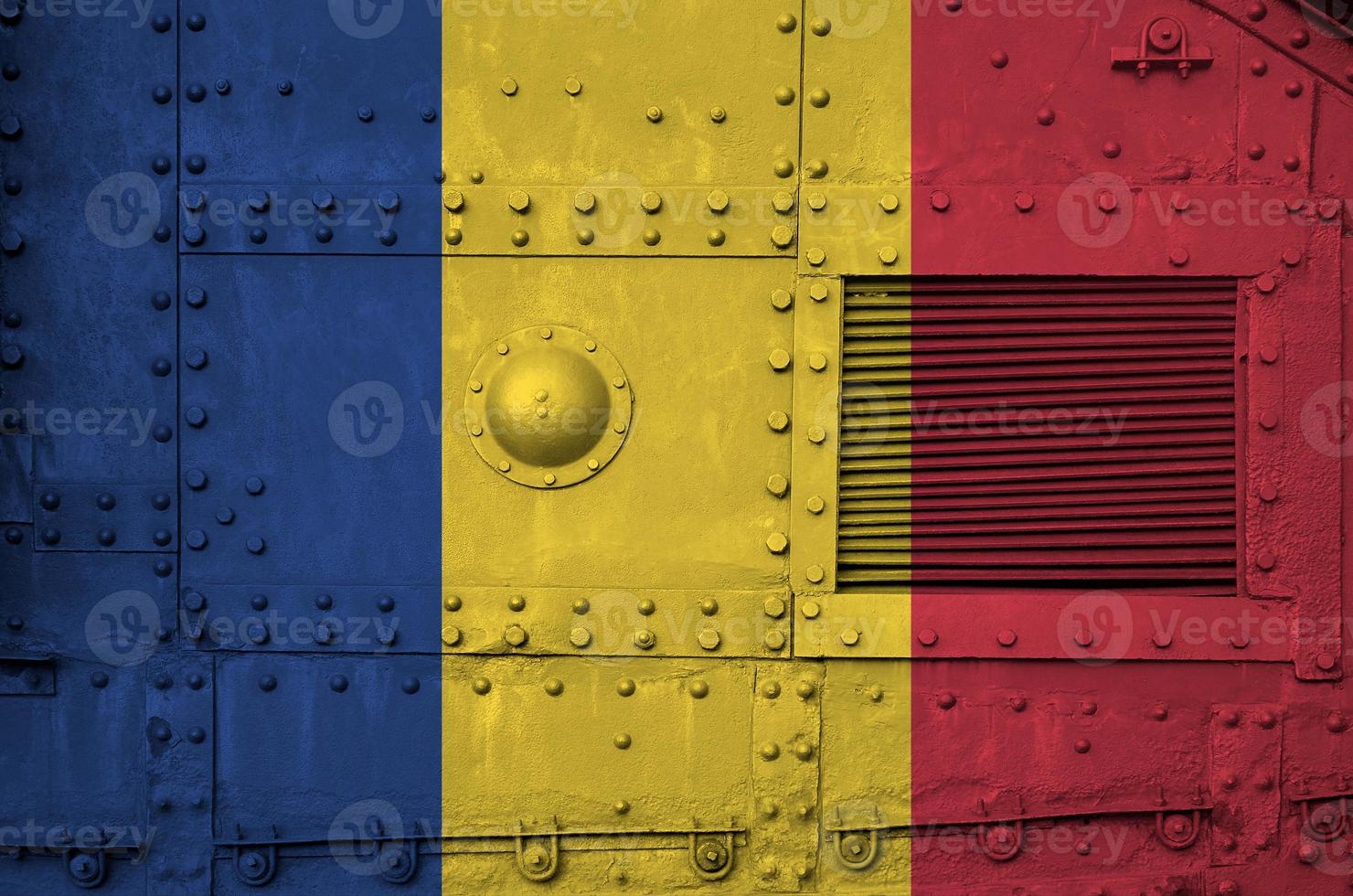 Roemenië vlag afgebeeld Aan kant een deel van leger gepantserd tank detailopname. leger krachten conceptuele achtergrond foto