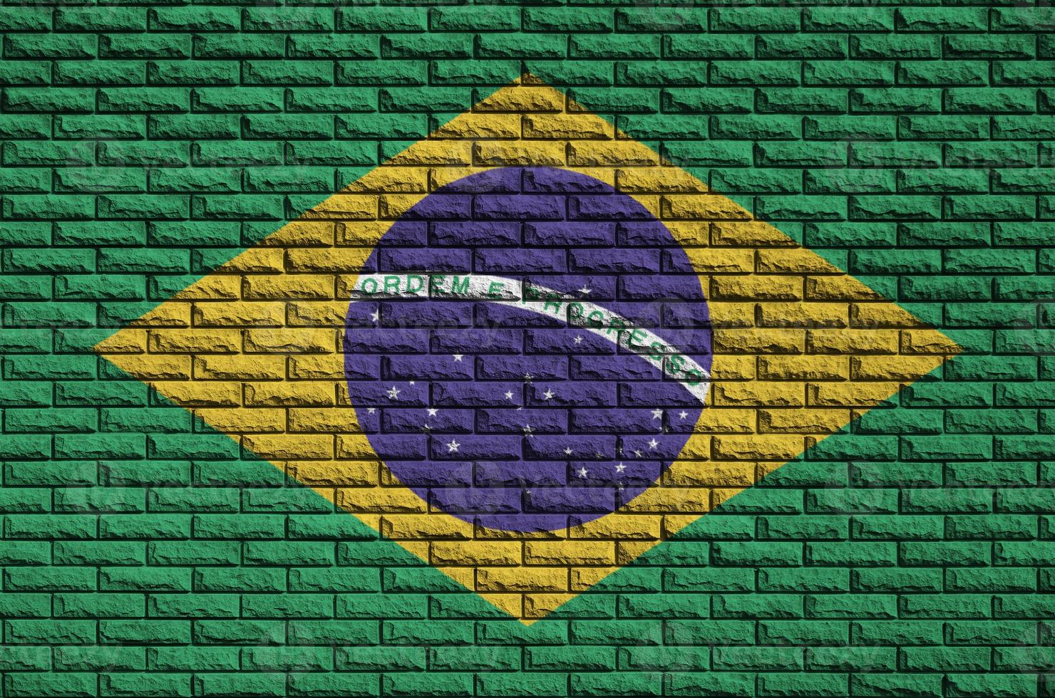 Brazilië vlag is geschilderd op een oud steen muur foto