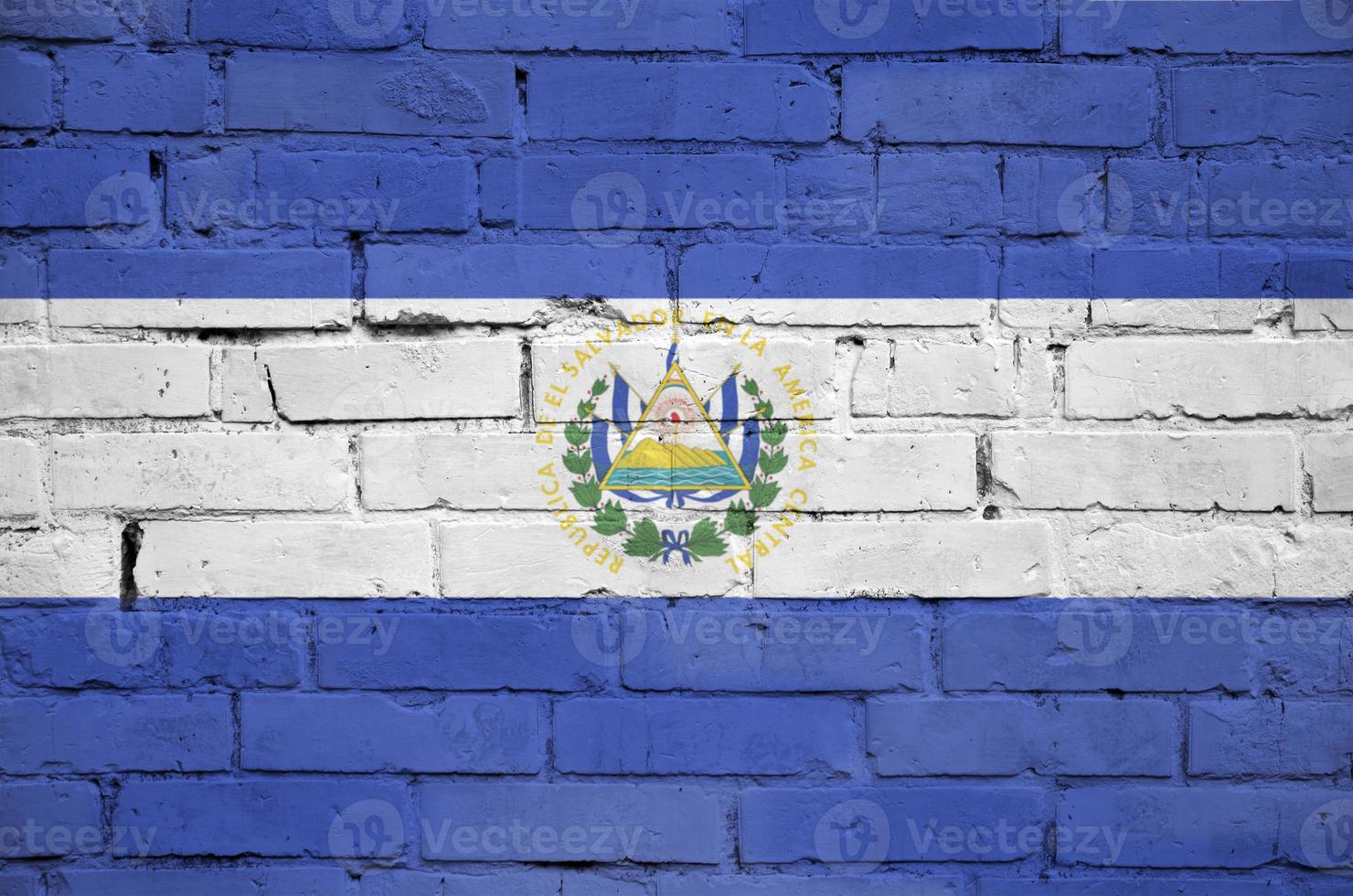 el Salvador vlag is geschilderd op een oud steen muur foto