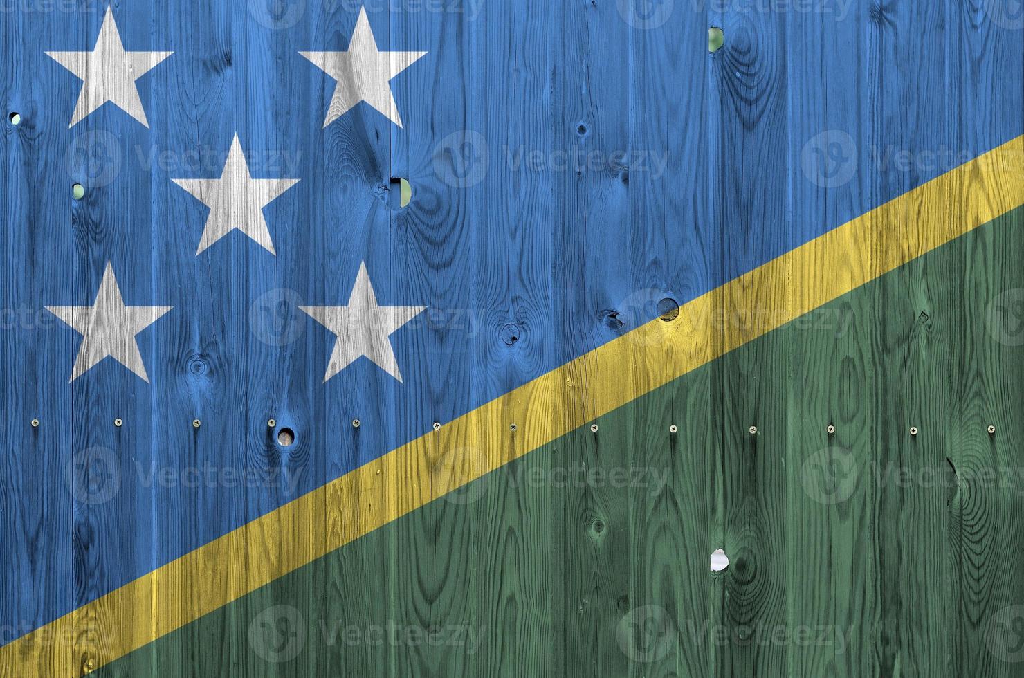 Solomon eilanden vlag afgebeeld in helder verf kleuren Aan oud houten muur. getextureerde banier Aan ruw achtergrond foto