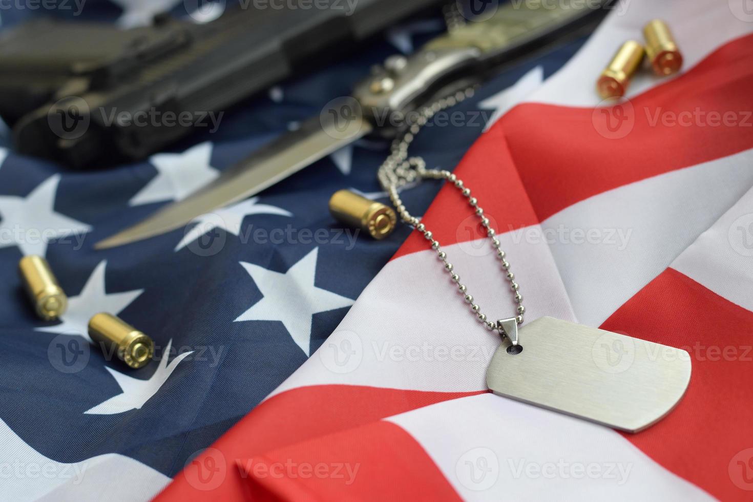 leger hond label token met 9 mm kogels en pistool liggen Aan gevouwen Verenigde staten vlag foto