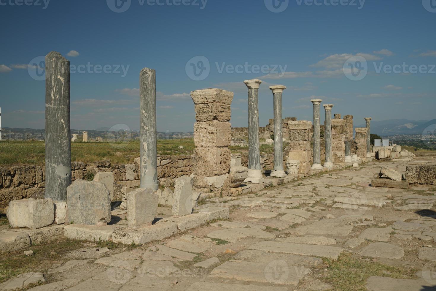 zuilenrij straat in laodicea Aan de lycus oude stad in denizli, turkiye foto