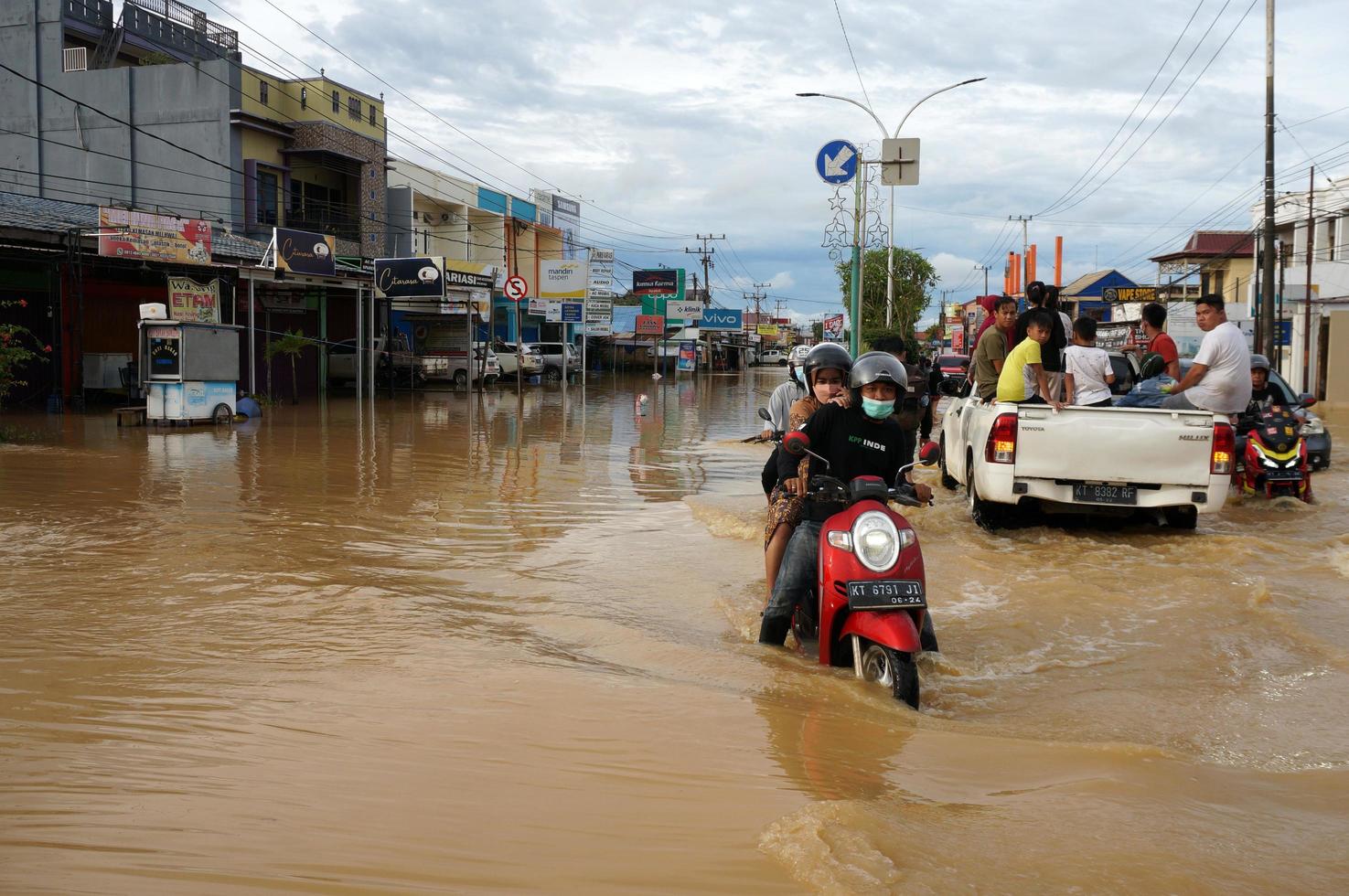 oosten- kut, oosten- kalimantaan, Indonesië, 2022 - overstromingen raken huizen en snelwegen omdat hoog regenval en hoog tij van zee water. plaats Bij sangatta, oosten- kut, Indonesië. foto