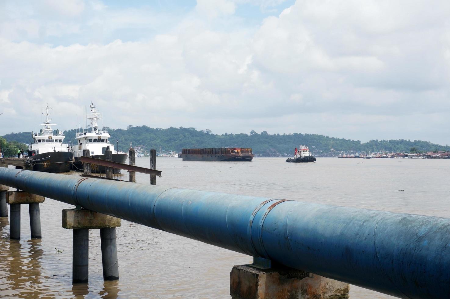 samarinda, oosten- kalimantaan, Indonesië , 2022 - steenkool vervoeren binnenschepen netjes bekleed omhoog in mahakam rivier- met selectief focus foto