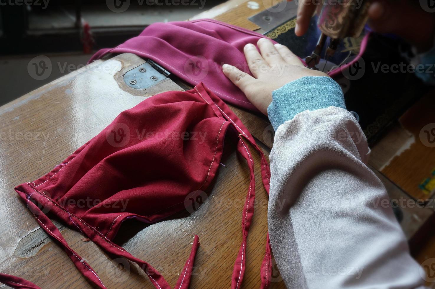 vrouw maken beschermend kleding stof maskers Bij huis. selectief focus. foto