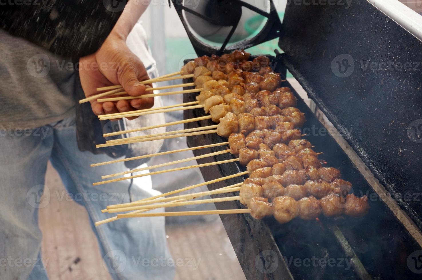 gegrild gehaktballen in spiesjes, bakso pentol bakar met soja saus foto
