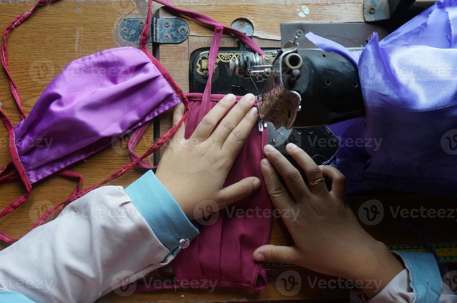vrouw maken beschermend kleding stof maskers Bij huis. selectief focus. foto