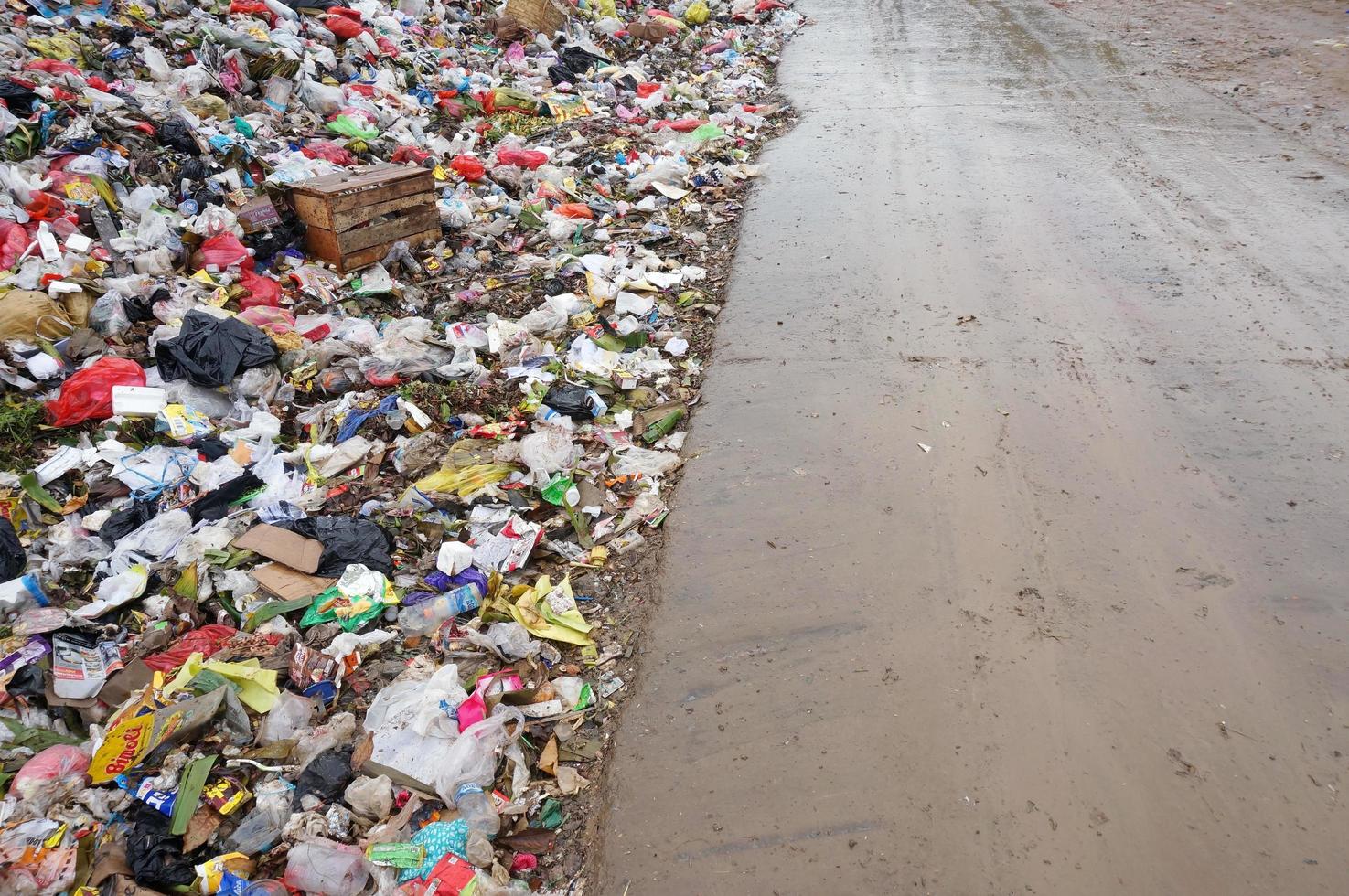 sangatta, oosten- kalimantaan, Indonesië - 03 augustus 2020 - stapel van huiselijk vuilnis in stortplaats dump plaats. foto