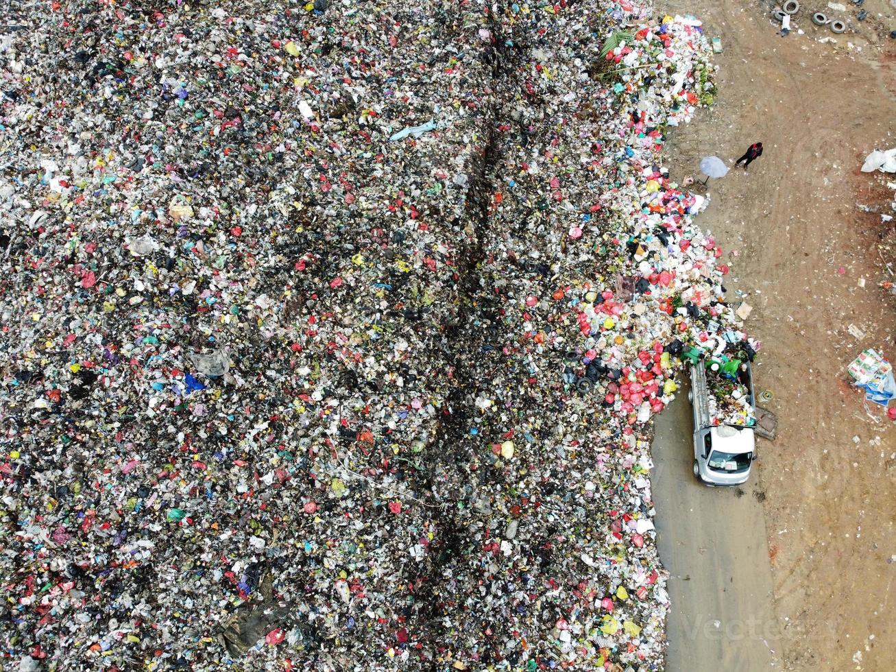 antenne top visie groot vuilnis stapel, vuilnis stapel in uitschot dump of stortplaats, foto