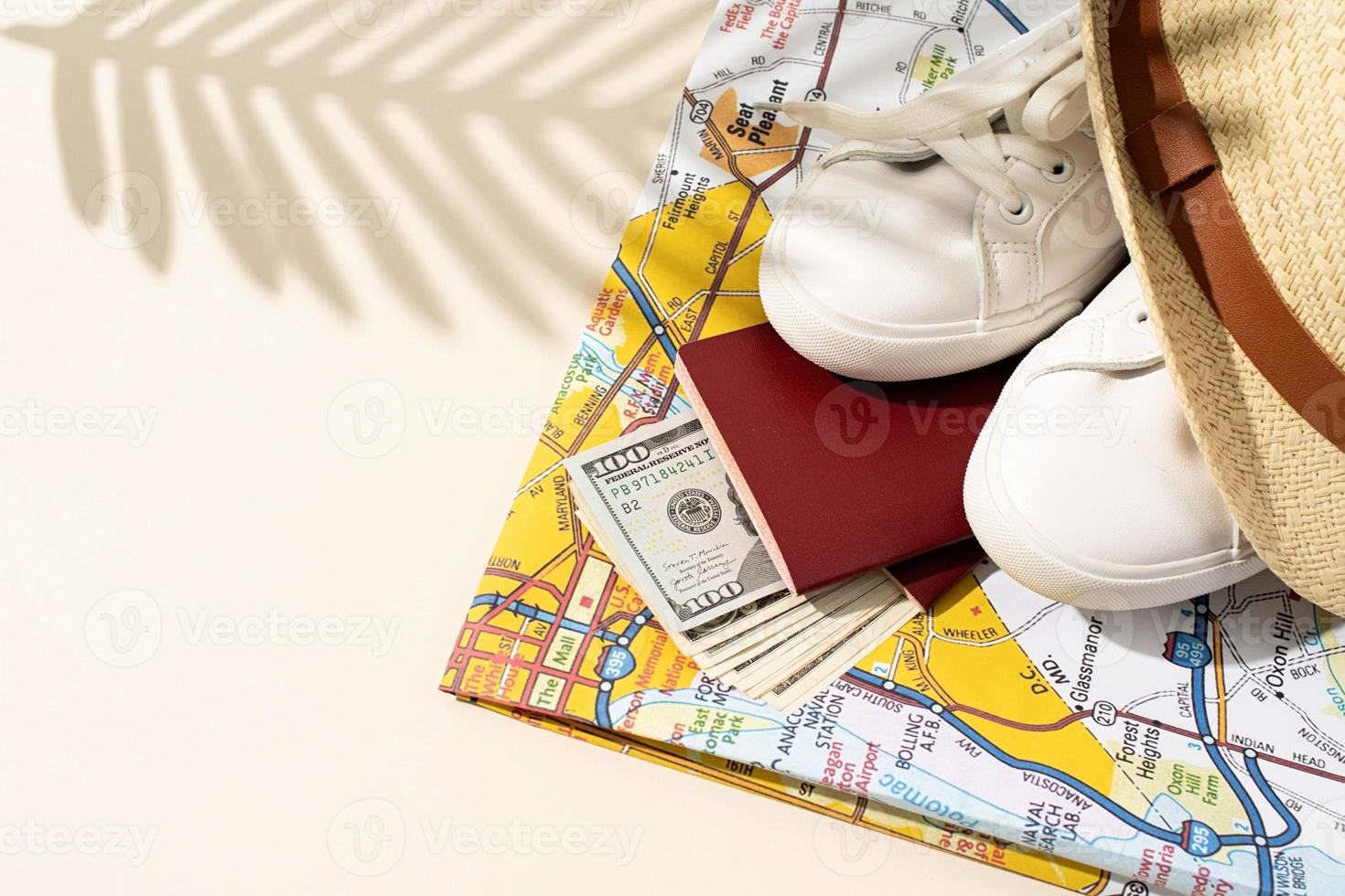 reiziger accessoires met paspoort, geld en kleren Aan perzik gekleurde achtergrond, kopiëren ruimte en schaduw bedekking foto