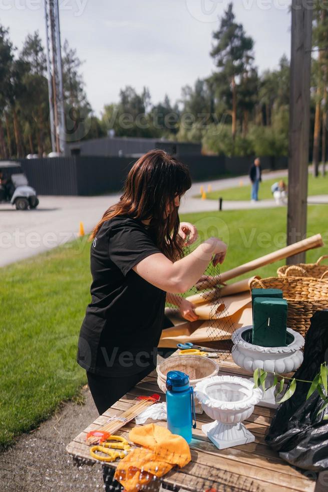 een vrouw is voorbereidingen treffen decoraties voor een bruiloft. dichtbij visie foto