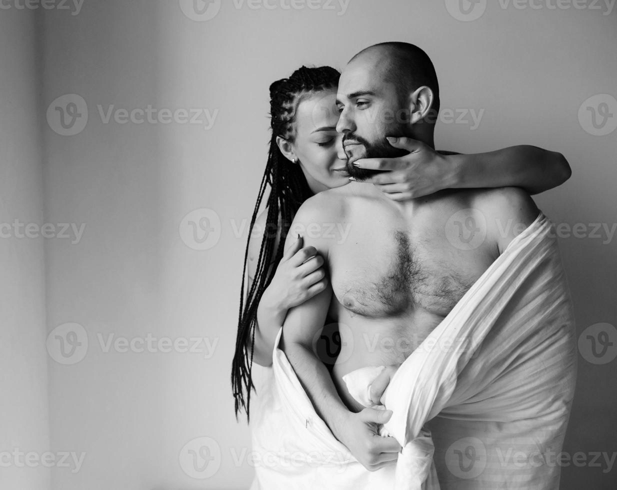 Mens en vrouw in de slaapkamer foto