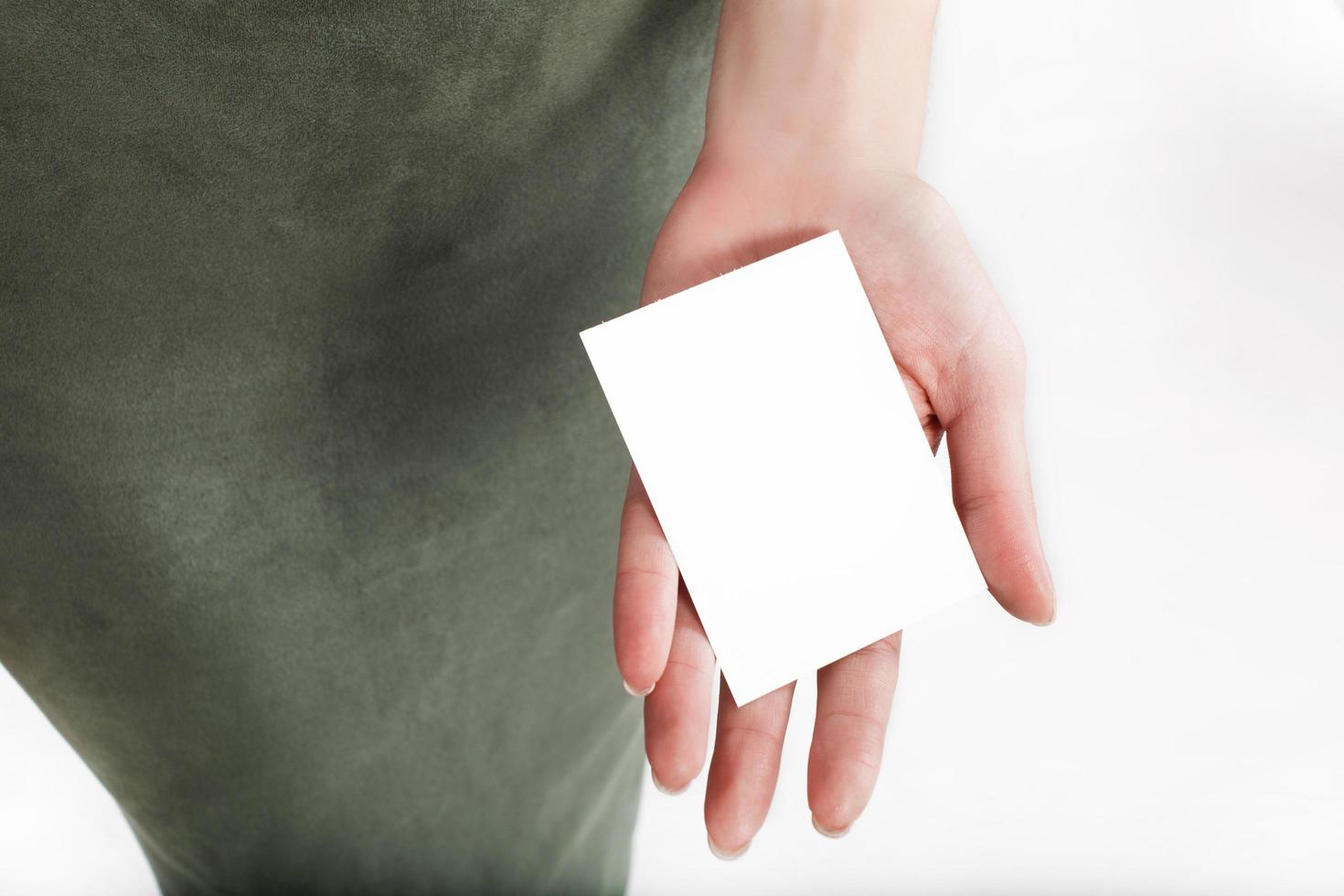 vrouw houdt witte kaart in haar hand foto