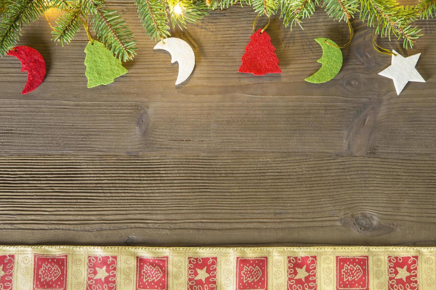 bovenaanzicht van kerstdecor op houten tafel foto