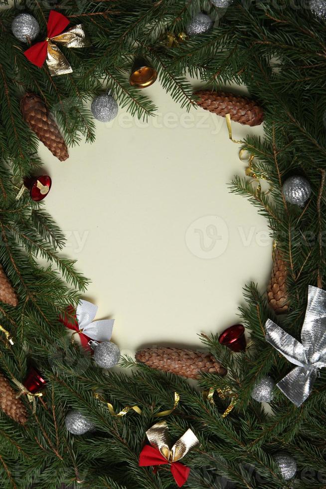 vakantie groet kaart of banier samenstelling met pijnboom boom takken. vrolijk Kerstmis achtergrond en gelukkig nieuw jaar 2023. foto