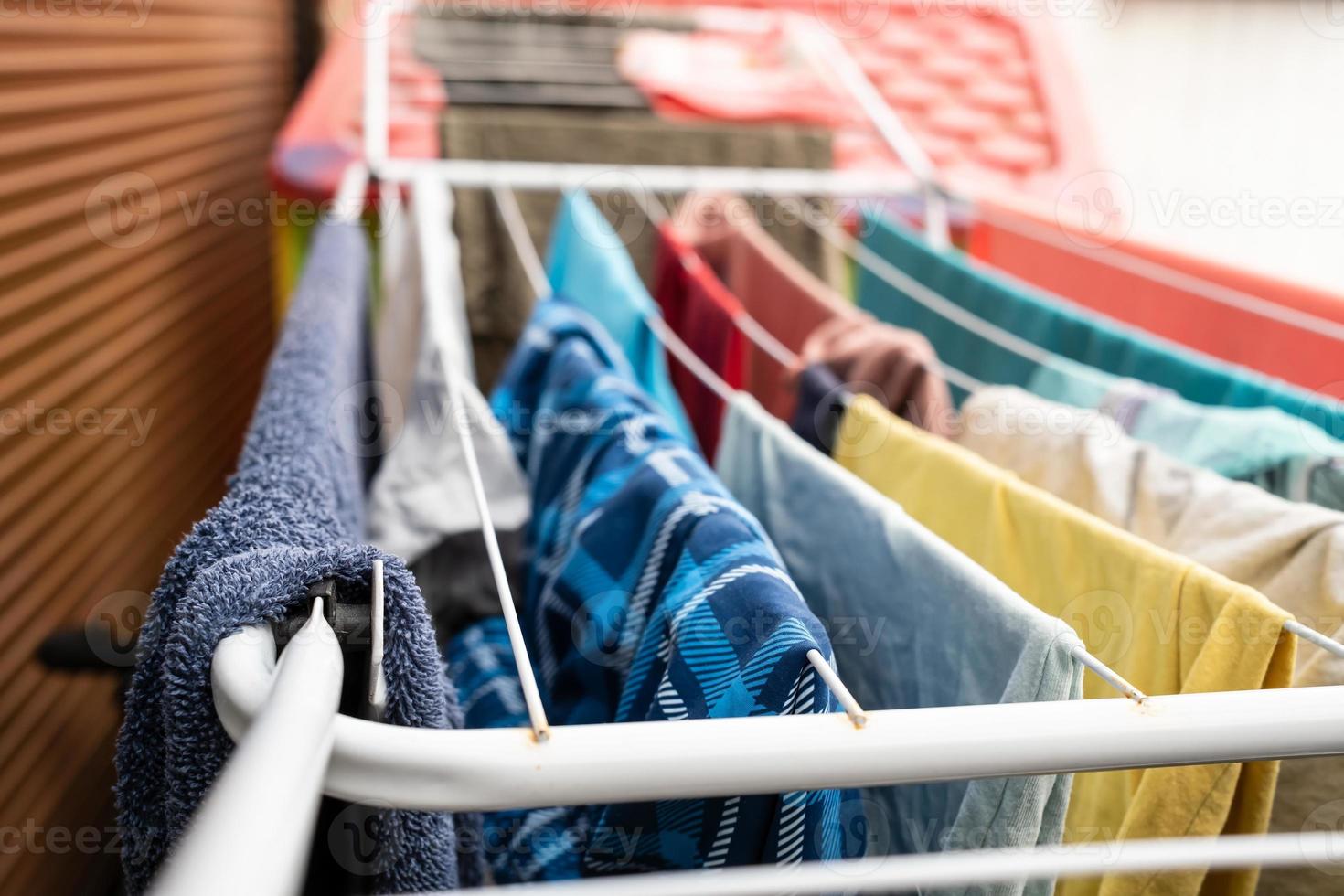 schoon kleren zijn droog na het wassen door hangende Aan waslijnen, Aan een speciaal droger, binnenshuis. foto