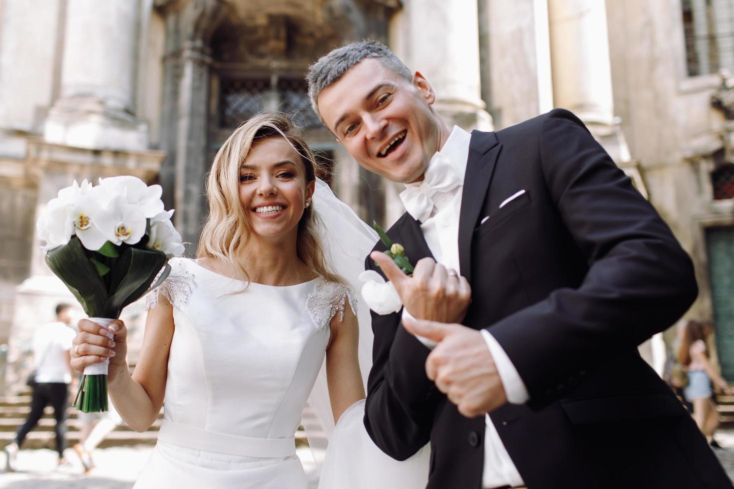 europa, 2018 - paar net getrouwd buiten de kerk van Praag. foto