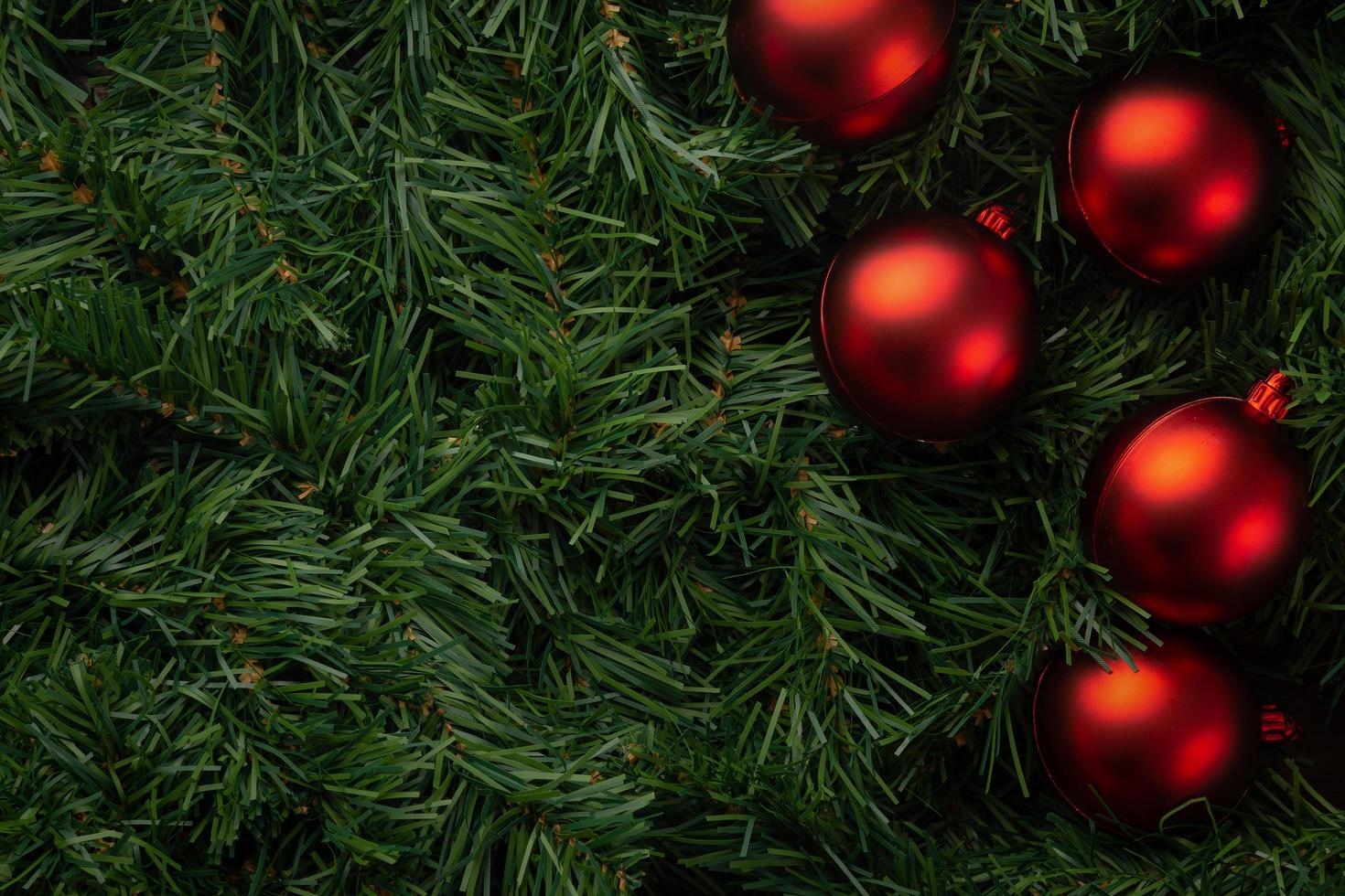 rode kerstballen op dennen foto