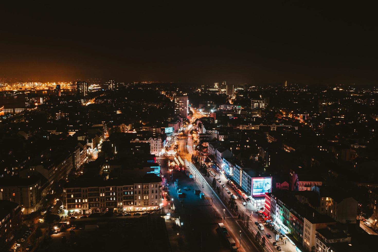 luchtfoto van de skyline van de stad 's nachts foto