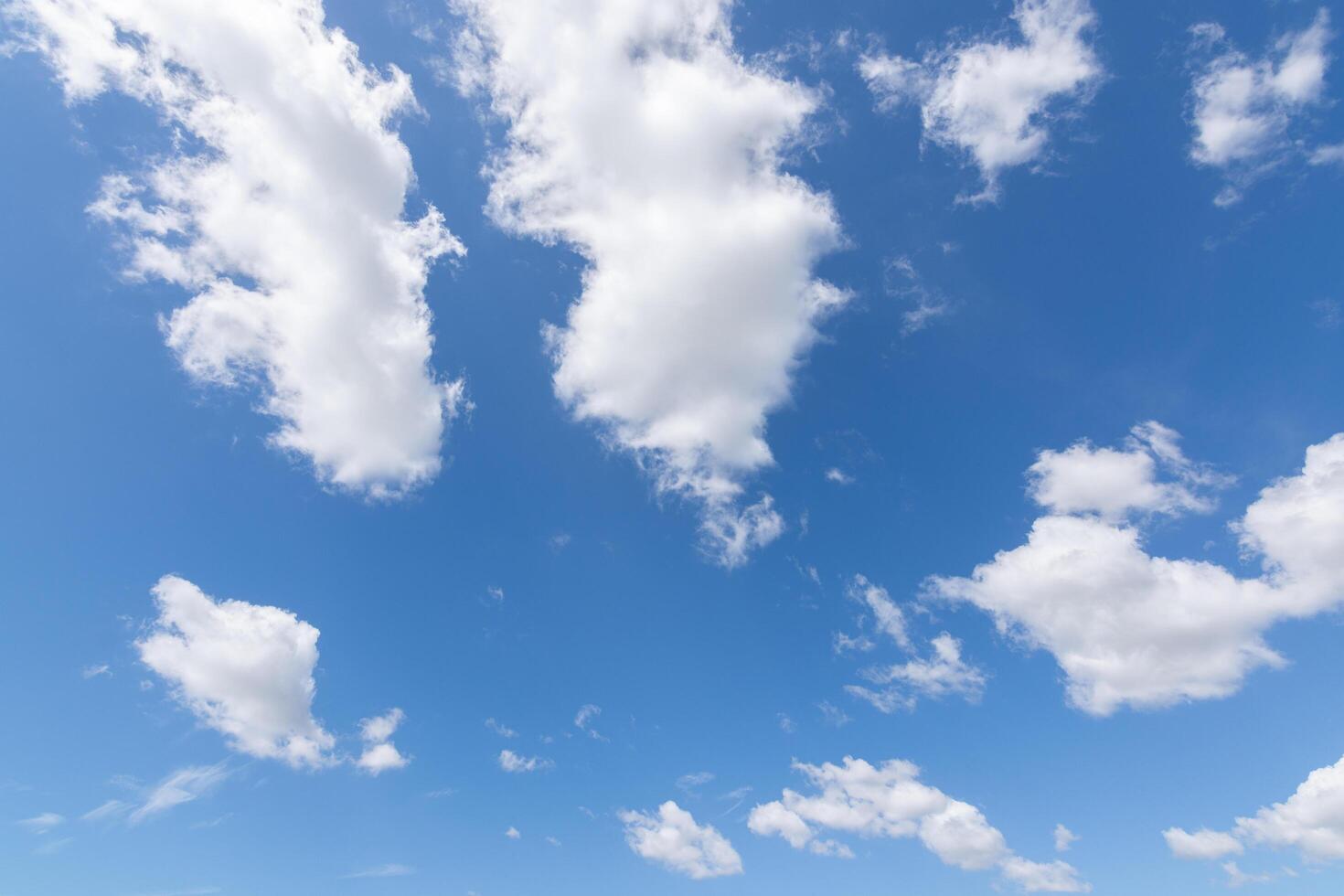 blauwe lucht en wolken foto