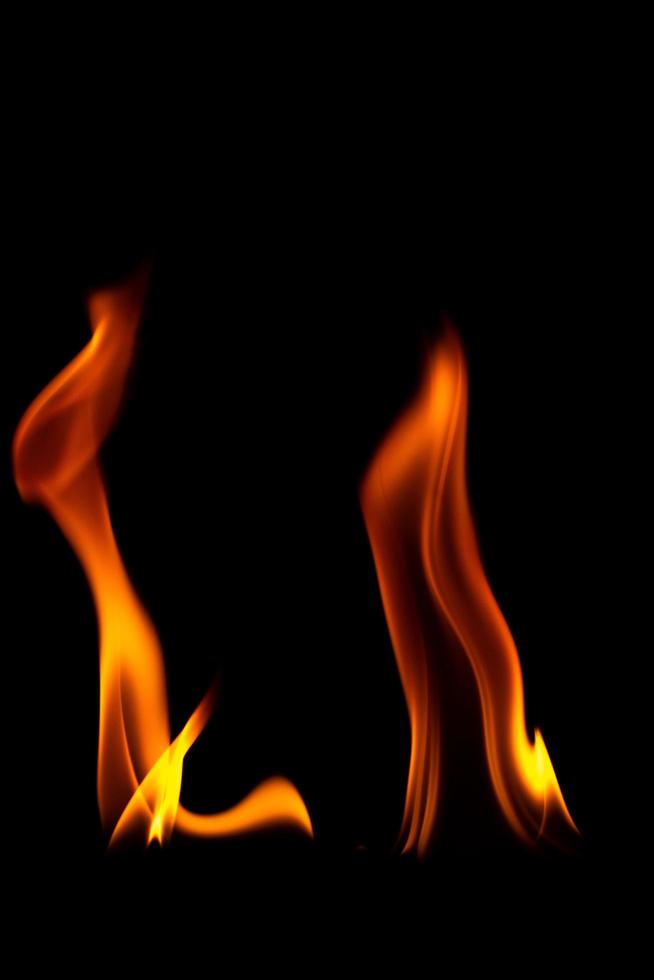 close-up shot van vlam op zwarte achtergrond foto
