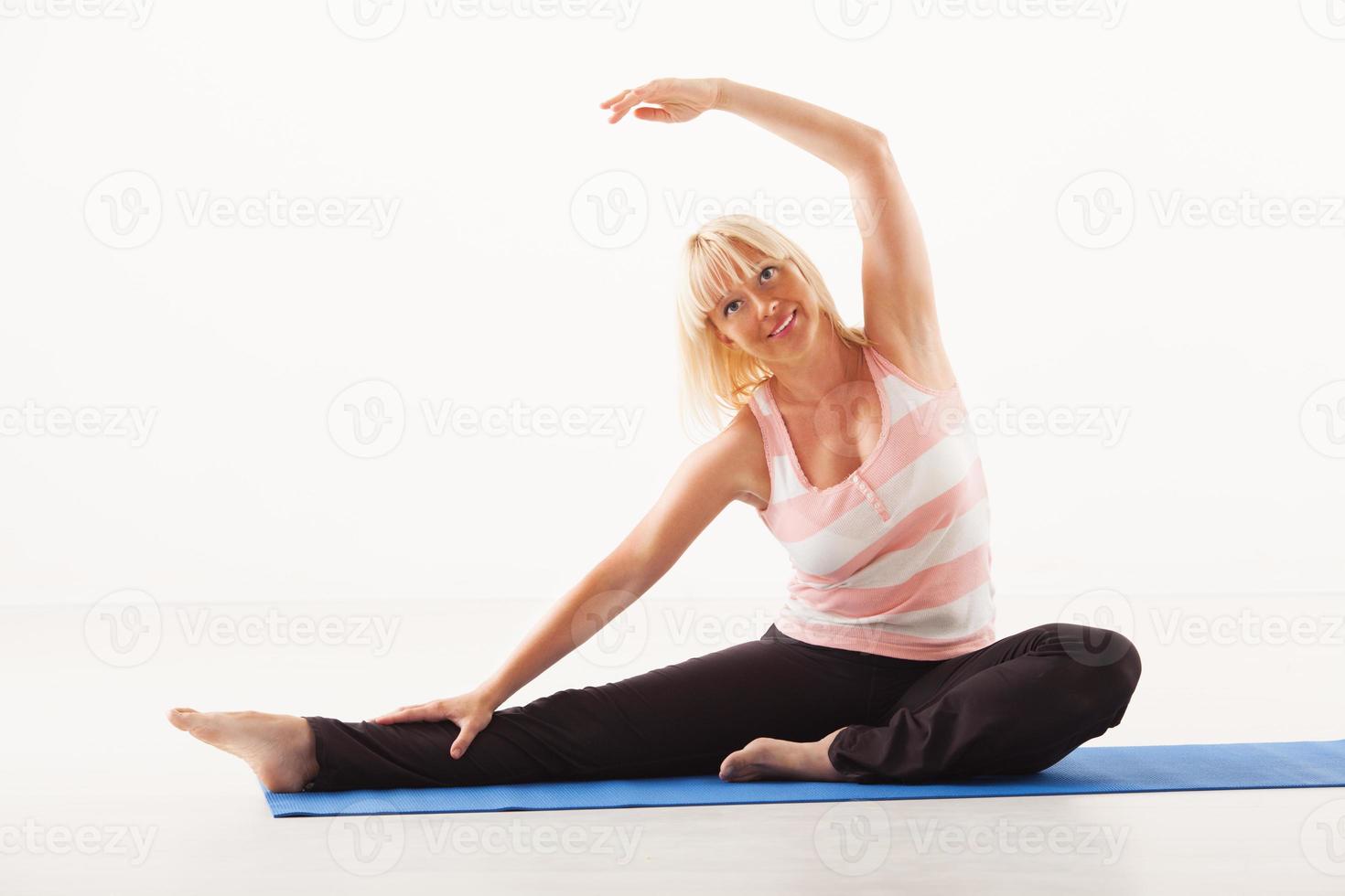 yoga gedraaid hoofd naar knie houding foto