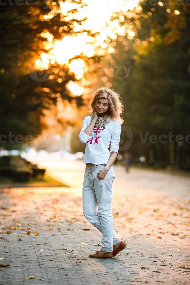 mooi meisje in zonsondergang licht foto