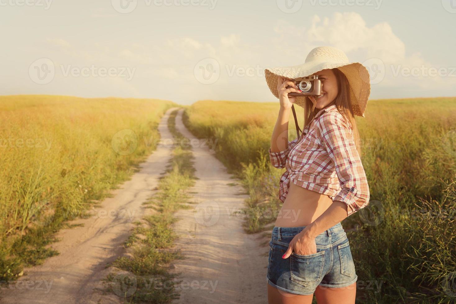 mooi meisje met retro camera over landelijke weg, instagra foto