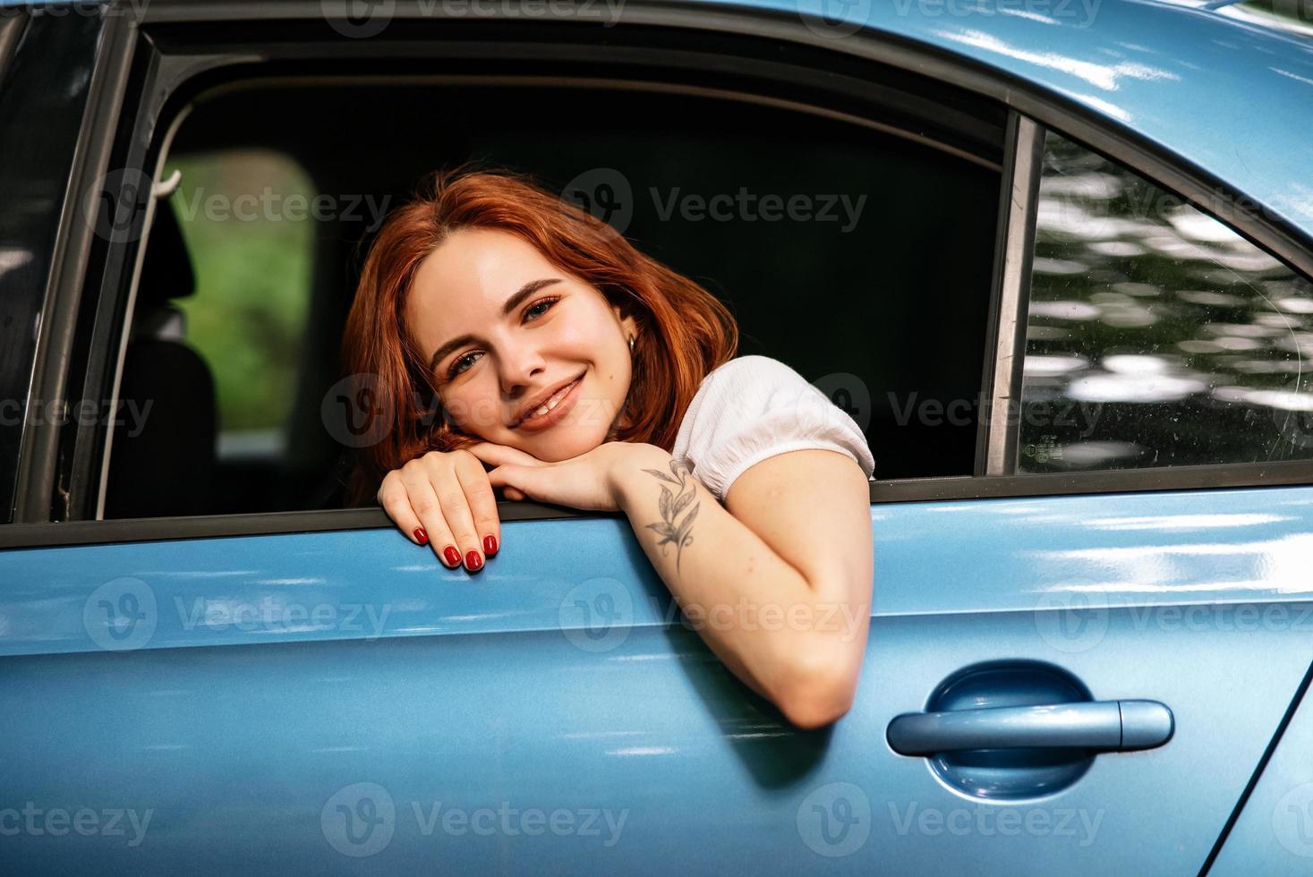 portret van van jong vrouw op zoek Bij camera door venster foto