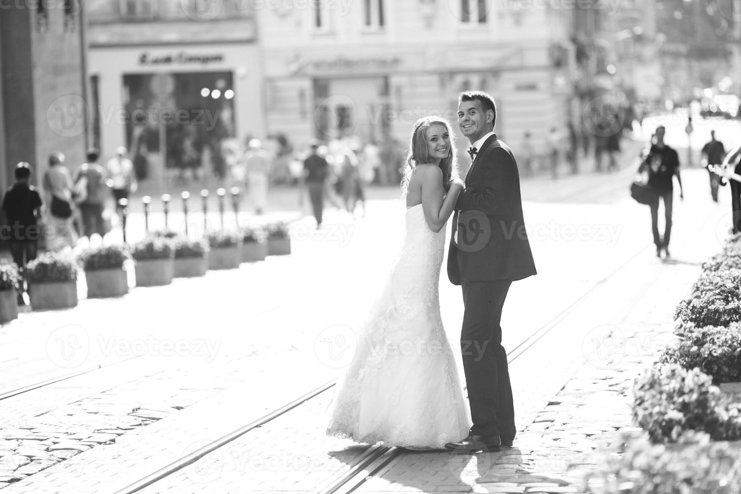 lief paar knuffelen in de stad foto