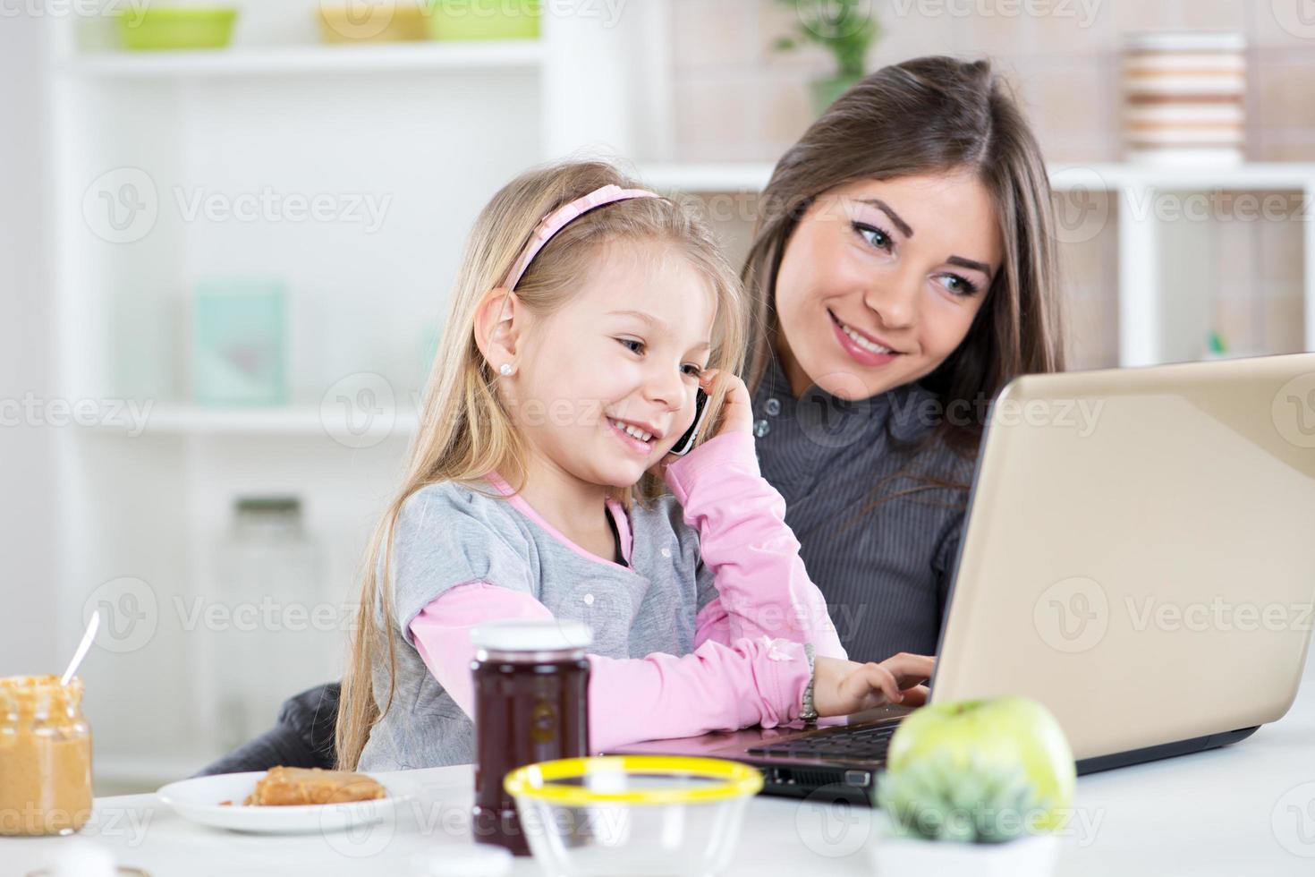 moeder en dochter hebben pret in de keuken foto