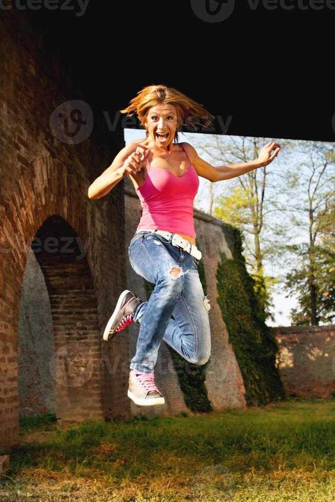 gelukkig vrouw springen foto