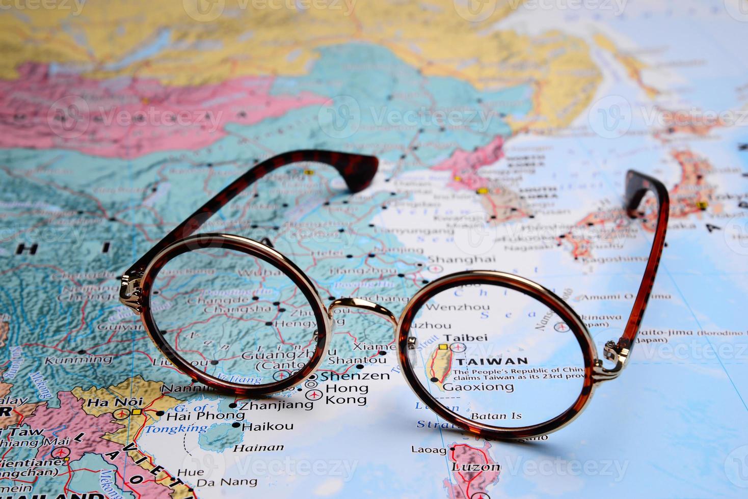 bril op een kaart van azië - taibei foto